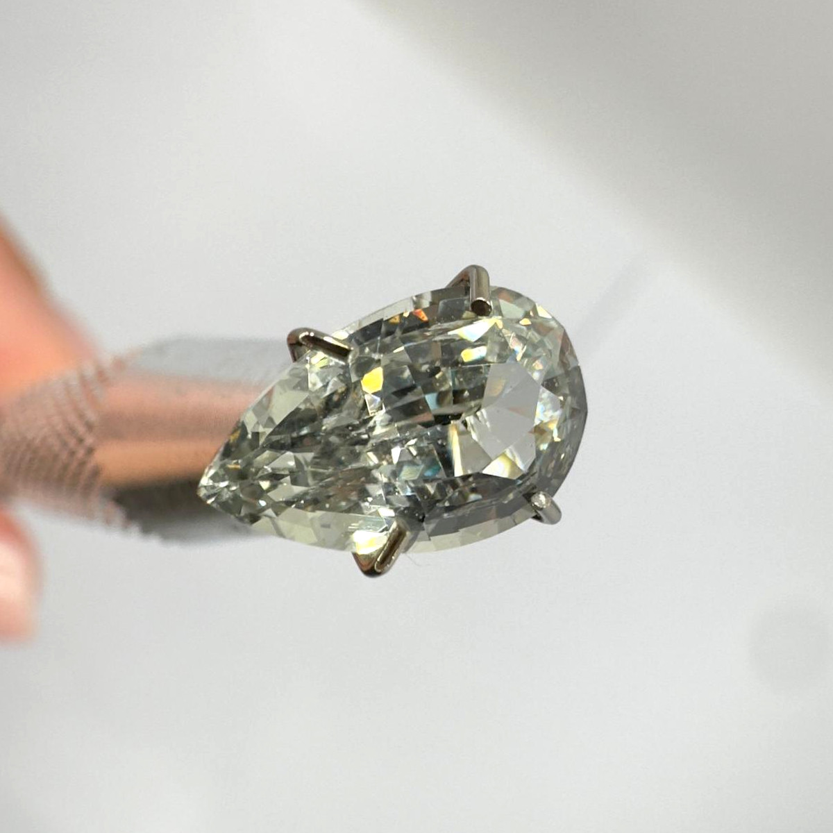 Unheated Natural Light Green Sapphire - 2.34 ct Pear - Image 5