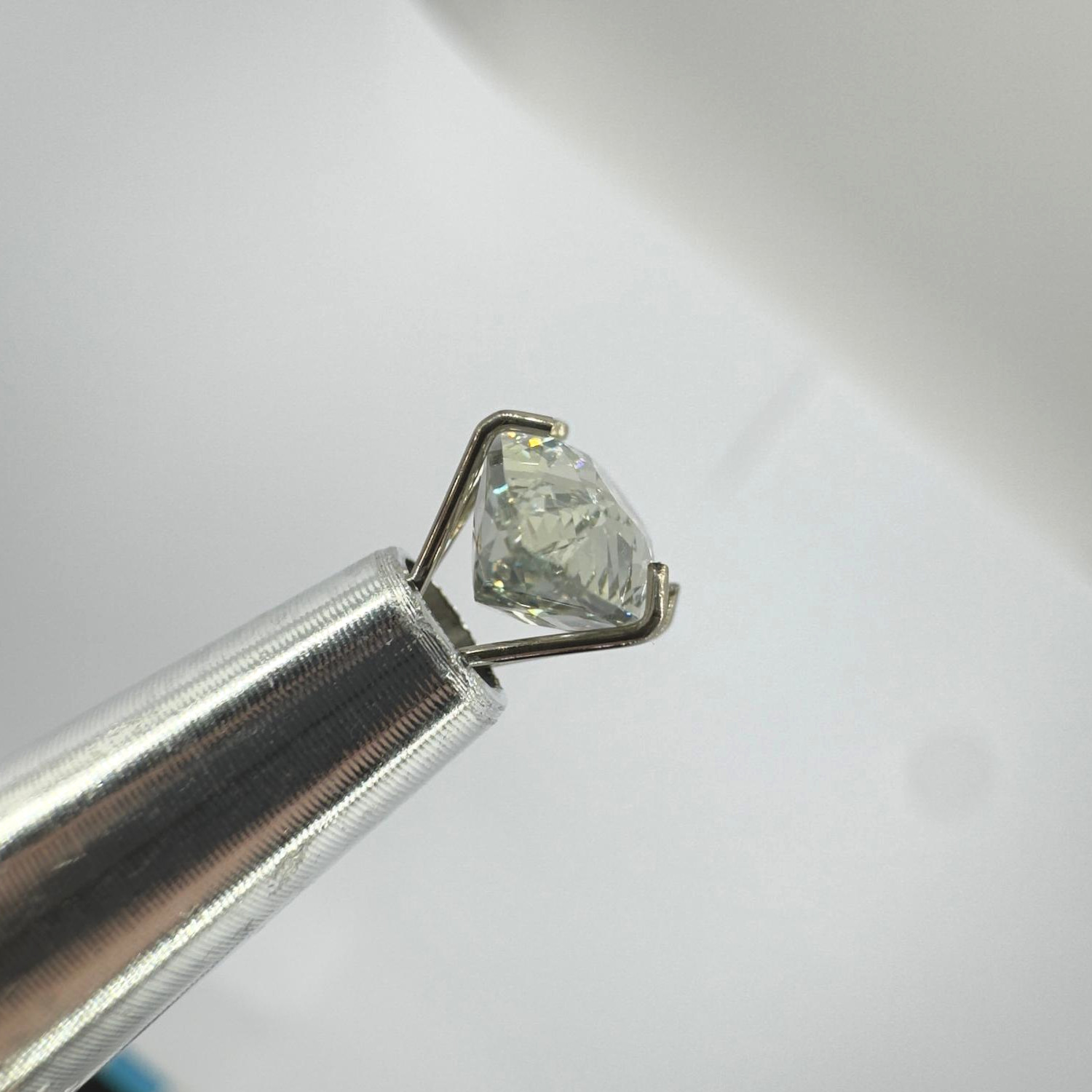 Unheated Natural Light Green Sapphire - 2.34 ct Pear - Image 6