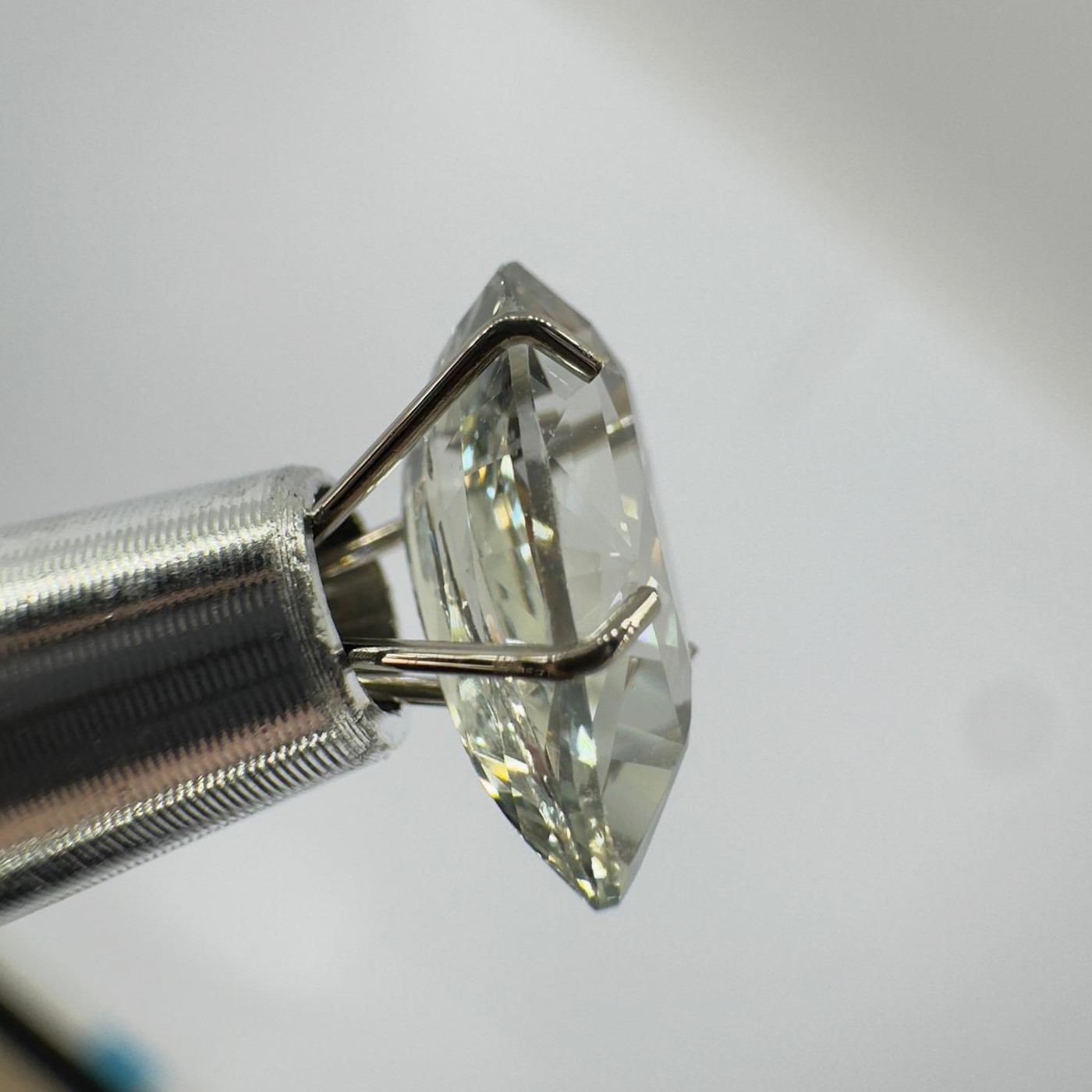 Unheated Natural Light Green Sapphire - 2.34 ct Pear - Image 7